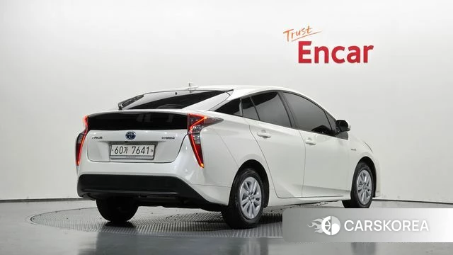 Toyota Prius 4th Generation 2018 Белый из Кореи