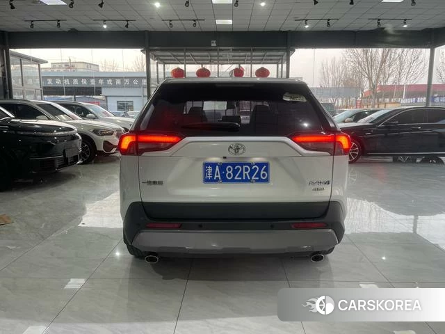 Toyota RAV4 2022 Белый из Китая