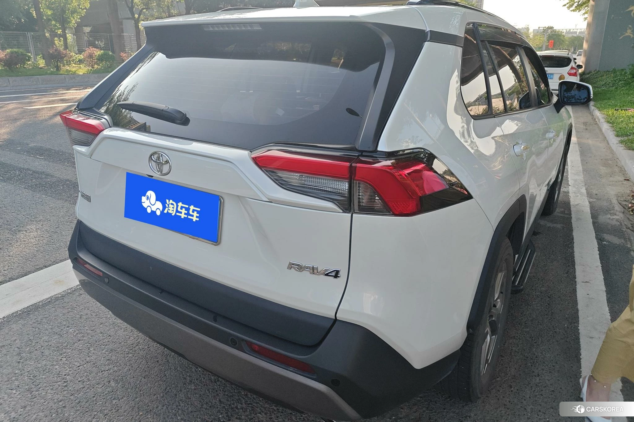 Toyota RAV4 2022 Белый из Китая