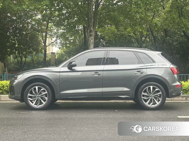 Audi Q5L 2023 Темно-серый из Китая