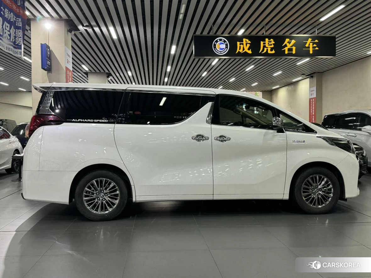 Toyota Alphard 2021 Белый из Китая