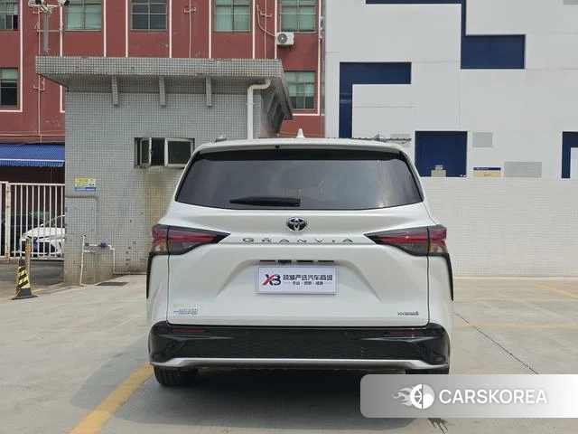 Toyota Granvia 2024 Белый из Китая