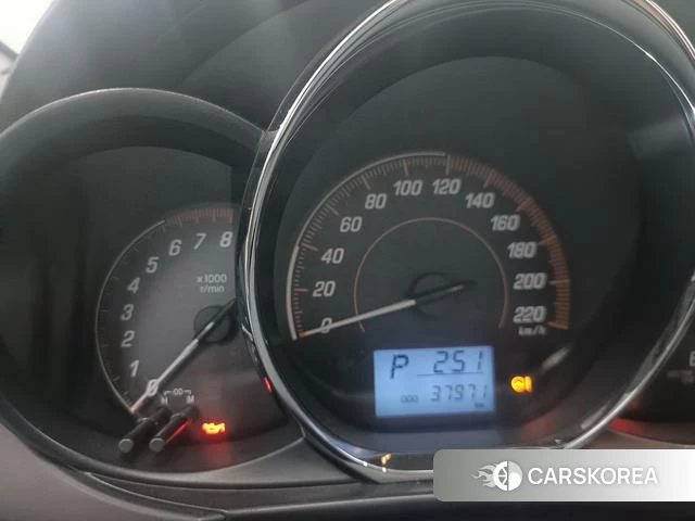 Toyota Yaris L 2021 Белый из Китая
