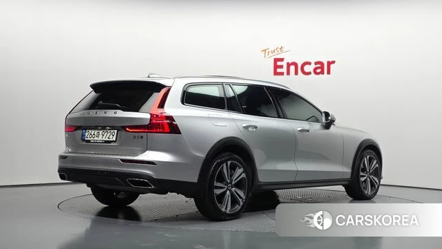 Volvo V60 Cross-Country 2nd Generation 2021 Серебряный из Кореи