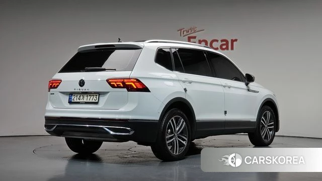 Volkswagen Tiguan Allspace 2023 Белый из Кореи