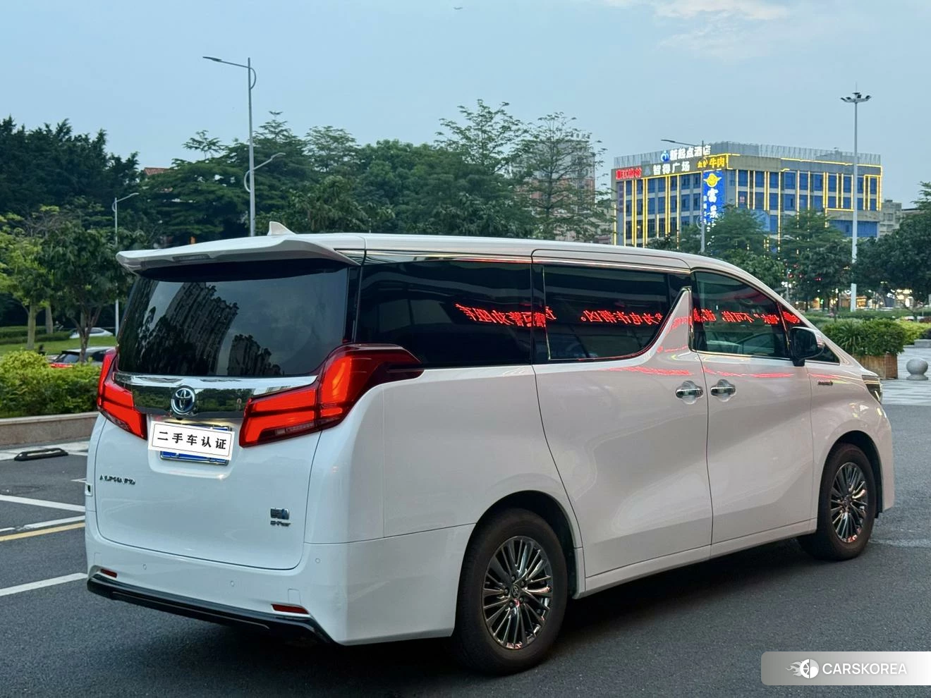 Toyota Alphard 2021 Белый из Китая