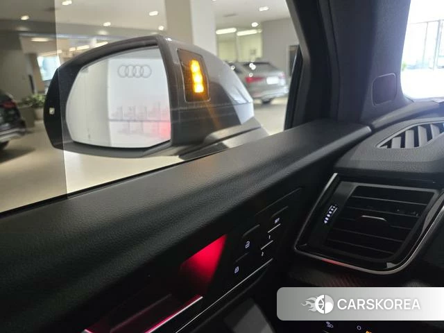 Audi Q5L 2021 Темно-серый из Китая
