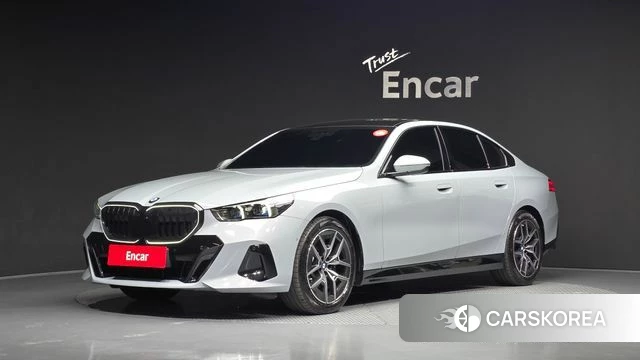 BMW 5 Series (G60) 2026 Серебристо-серый из Кореи