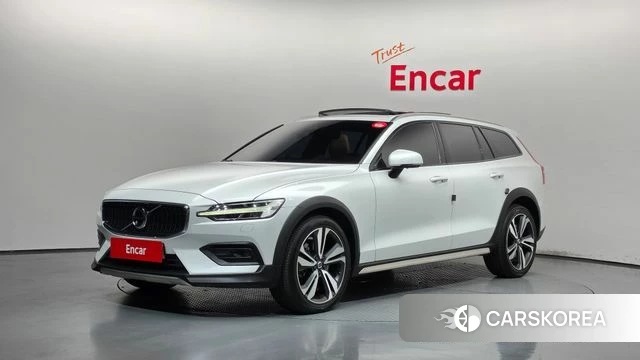 Volvo V60 Cross-Country 2nd Generation 2021 Белый из Кореи