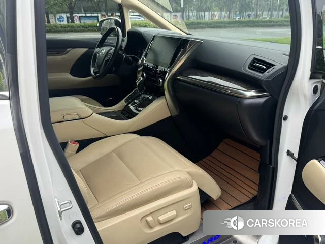 Toyota Alphard 2021 Белый из Китая