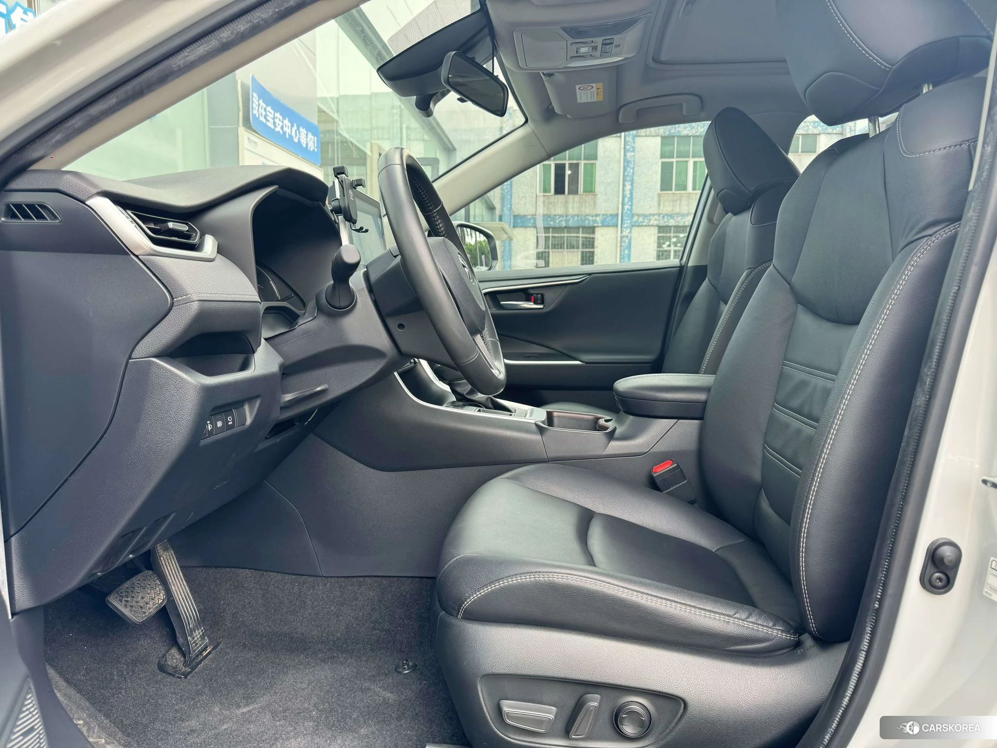 Toyota RAV4 2021 Белый из Китая