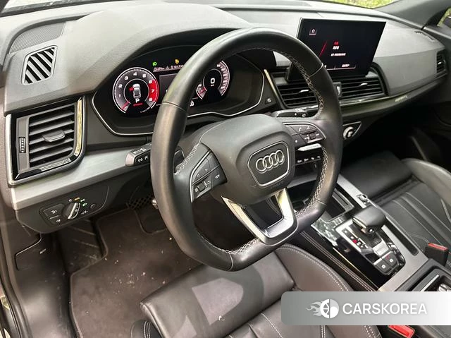 Audi Q5L 2021 Темно-серый из Китая