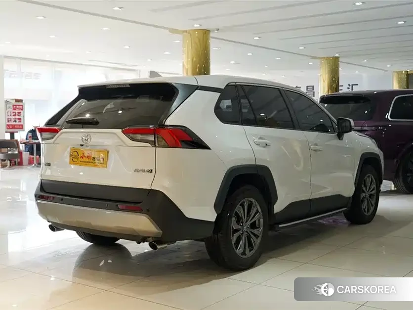 Toyota RAV4 2025 Белый из Китая