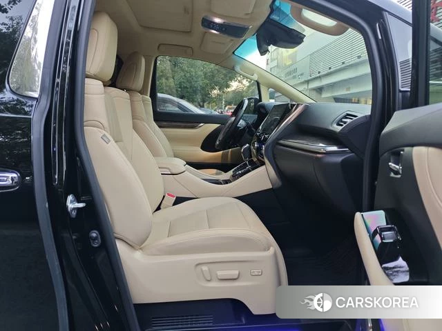 Toyota Alphard 2023 Черный из Китая