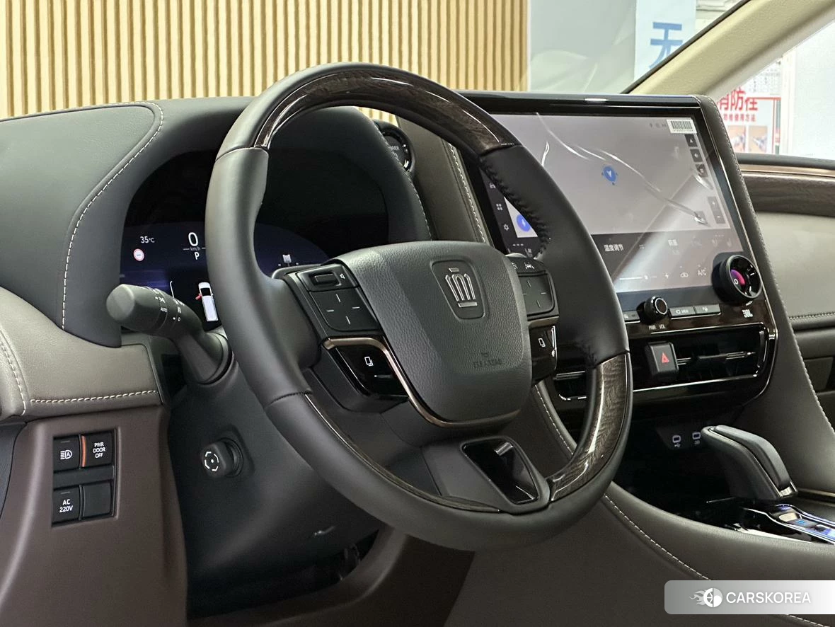 Toyota Vellfire 2023 Черный из Китая