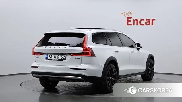 Volvo V60 Cross-Country 2nd Generation 2023 Белый из Кореи