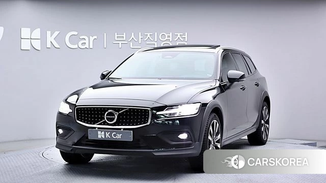 Volvo V60 Cross-Country 2nd Generation 2023 Черный из Кореи
