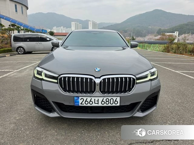 BMW 5 Series (G30) 2021 Серебристо-серый из Кореи