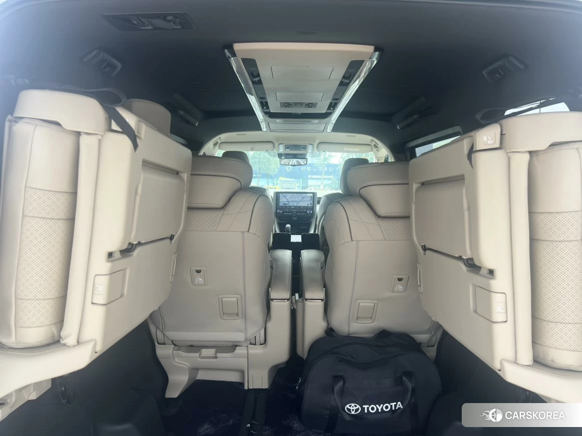 Toyota Alphard 2023 Белый из Китая