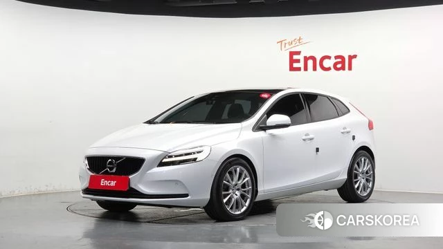Volvo V40 2018 Белый из Кореи