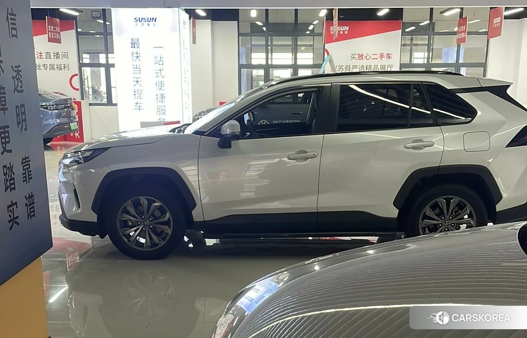 Toyota RAV4 2023 Белый из Китая