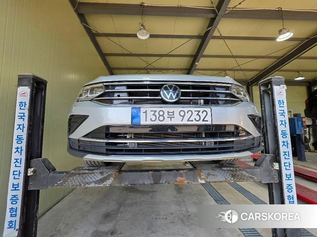 Volkswagen Tiguan second Generation 2022 Серебристо-серый из Кореи