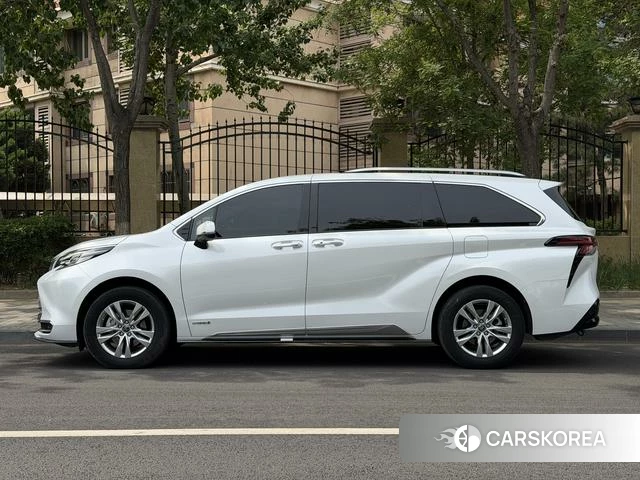 Toyota Sienna 2023 Белый из Китая