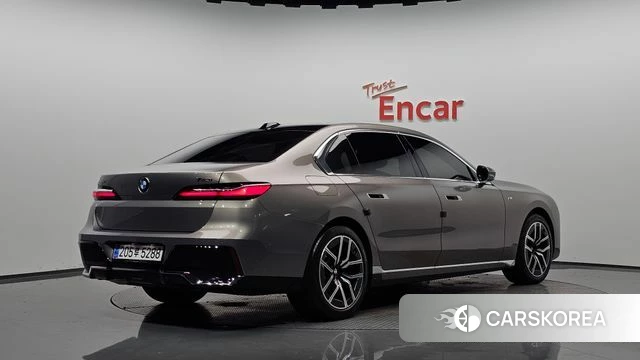 BMW 7 Series (G70) 2025 Серебристо-серый из Кореи