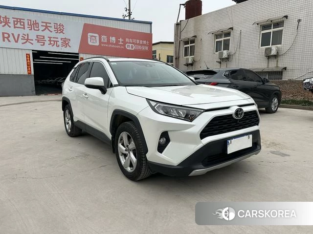 Toyota RAV4 2021 Белый из Китая