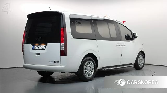 Hyundai Staria 2023 Белый из Кореи