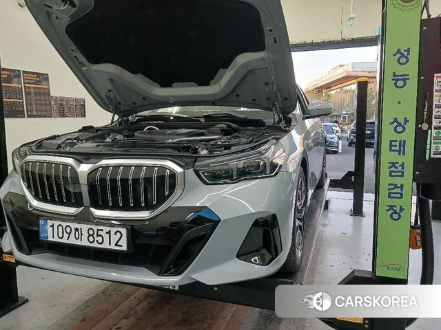 BMW 5 Series (G60) 2026 Серебристо-серый из Кореи