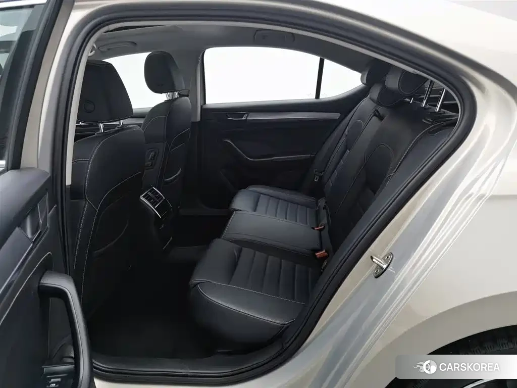 Skoda Superb 2022 Yellow/orange из Китая