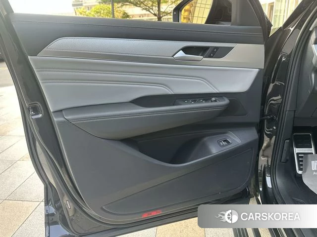 Volkswagen Tavendor 2023 Черный из Китая