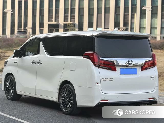 Toyota Alphard 2023 Белый из Китая
