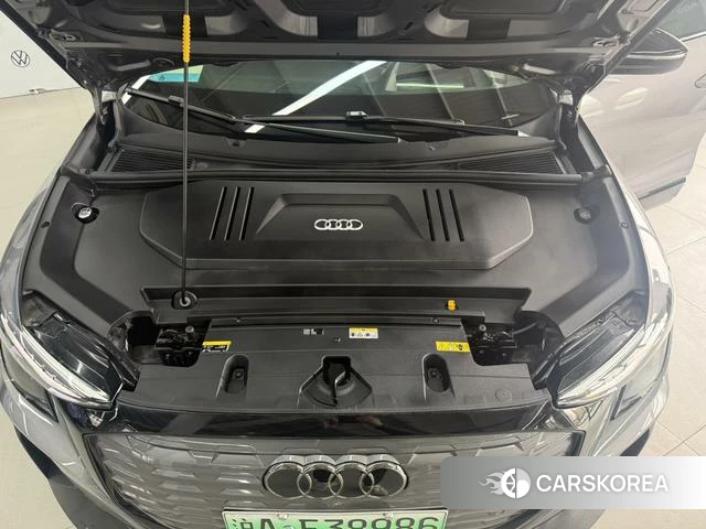 Audi Q5L 2023 Темно-серый из Китая