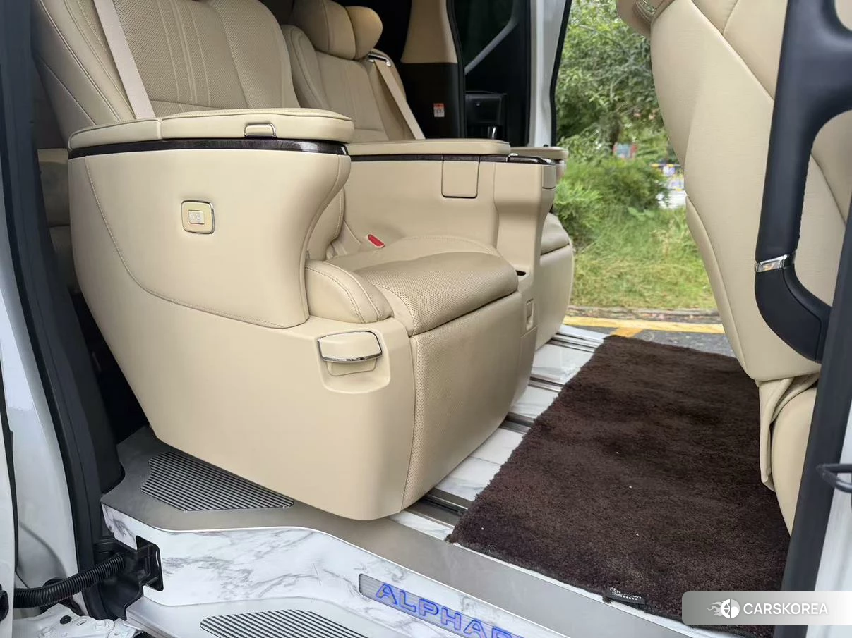 Toyota Alphard 2021 Белый из Китая