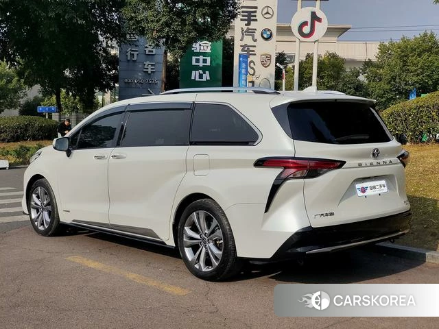 Toyota Sienna 2023 Белый из Китая