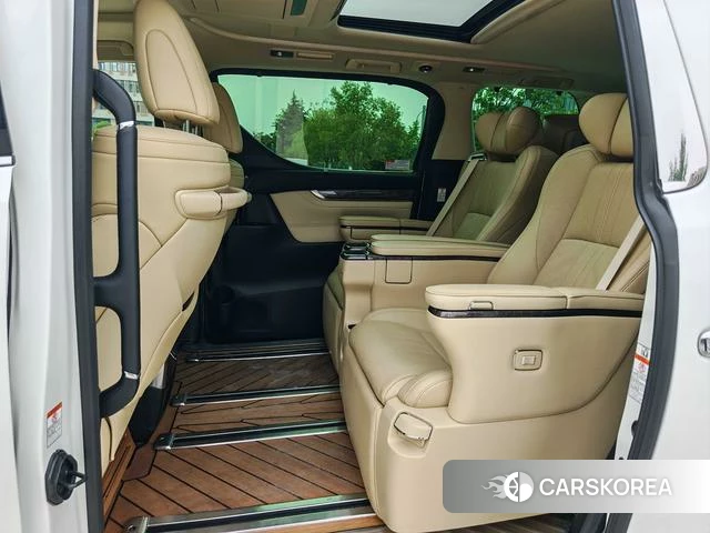 Toyota Alphard 2021 Белый из Китая