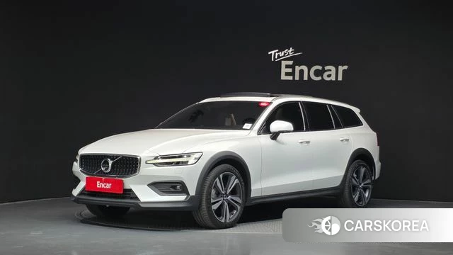 Volvo V60 Cross-Country 2nd Generation 2021 Белый из Кореи