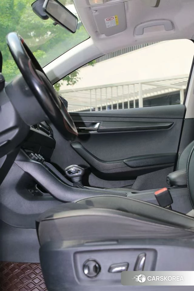 Skoda Karoq 2021 Белый из Китая