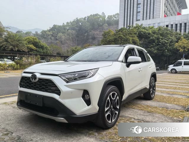 Toyota RAV4 2022 Белый из Китая