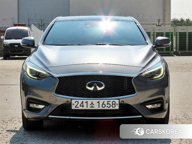 Infiniti Q30 2019 Серебристо-серый из Кореи