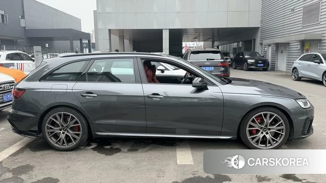 Audi S4 2023 Темно-серый из Китая