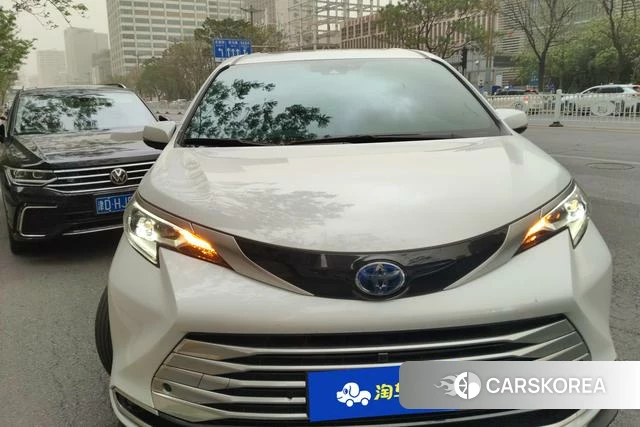 Toyota Sienna 2024 Белый из Китая