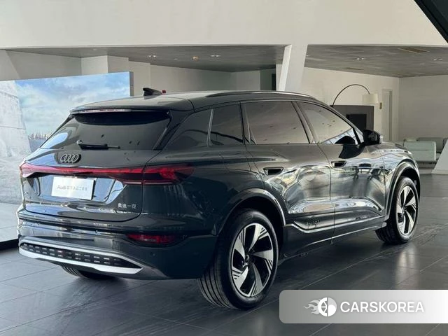 Audi Q6L 2025 Темно-серый из Китая