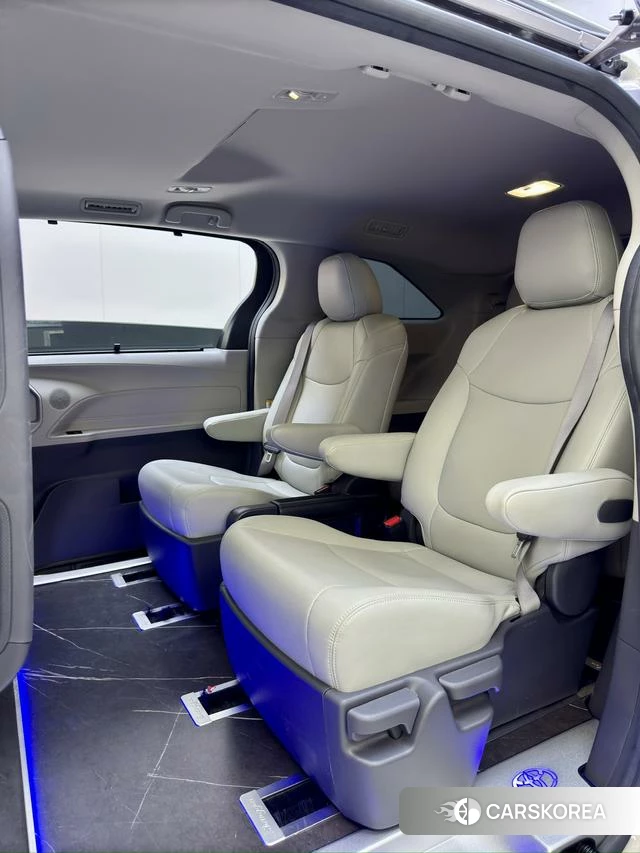 Toyota Sienna 2022 Серебристо-серый из Китая