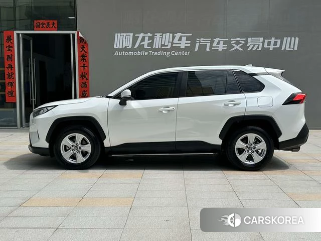 Toyota RAV4 2021 Белый из Китая