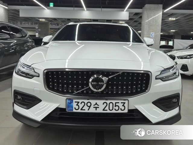Volvo V60 Cross-Country 2nd Generation 2023 Белый из Кореи