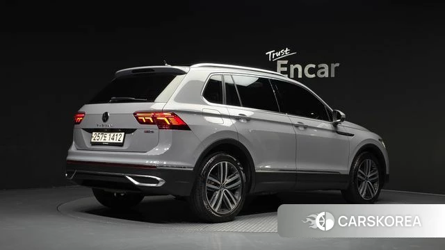 Volkswagen Tiguan second Generation 2021 Серебристо-серый из Кореи