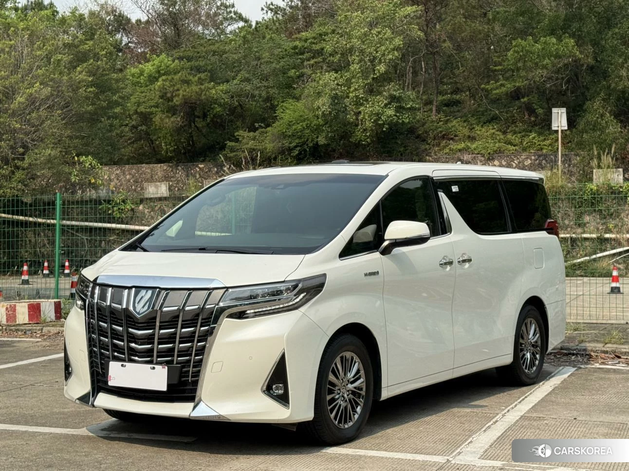 Toyota Alphard 2021 Белый из Китая
